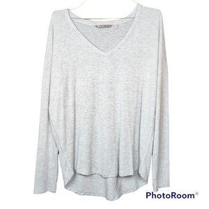 Athleta Woman’s Lightweight Gray Casual High-Low Hem Vneck Shirt Size Small